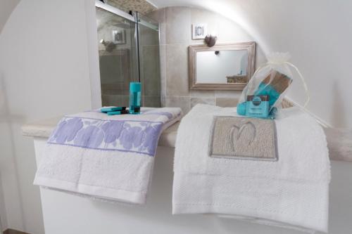 罗迪-加尔加尼科Il Melangolo的浴室设有毛巾、水槽和镜子