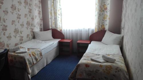 ZbąszynekArtix的酒店客房设有两张床和窗户。