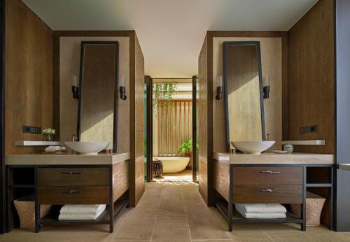 芭东海滩Rosewood Phuket的浴室设有2个水槽和2面镜子