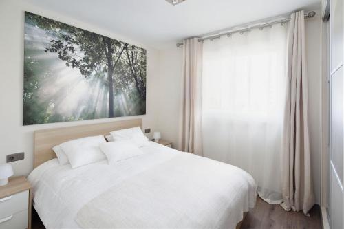 马贝拉马贝拉豪华公寓 的卧室设有白色的床和大窗户