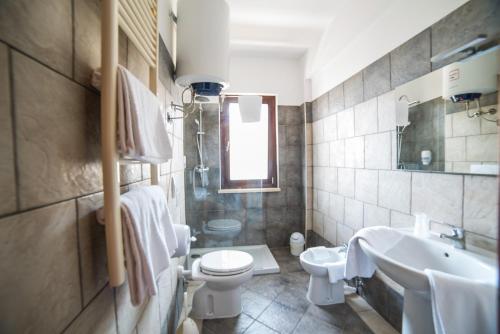 菲乌米奇诺朱莉公寓式酒店的浴室配有卫生间、盥洗盆和浴缸。