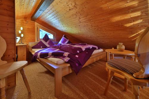 菲利普斯罗伊特Ferienhaus Mitterdorf的小木屋内一间卧室,配有一张床