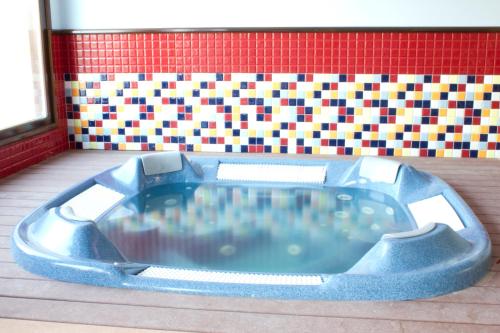 Beranga拉托德洛斯岛及Spa旅馆的蓝色浴缸位于马赛克墙前
