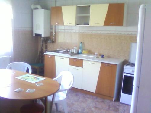 布雷亚扎Vila Elena si Ionut的厨房配有桌子、水槽和桌椅