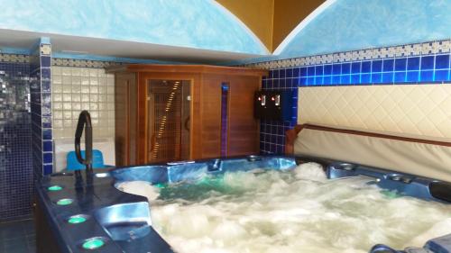 哈卡尼斯亚斯塔俱乐部酒店的浴室配有装满水的浴缸。