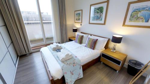 剑桥Signet Apartments - Ceres的一间小卧室,配有床和窗户