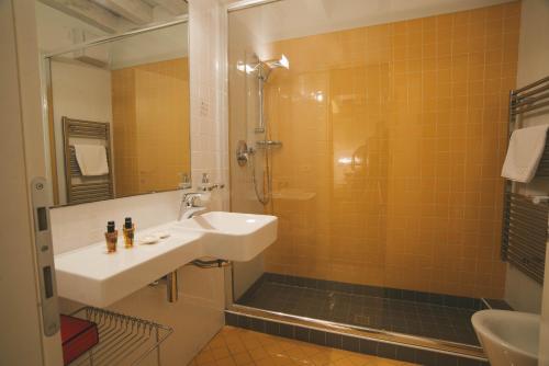 维琴察黎莱斯圣塔科罗娜酒店的一间带水槽和淋浴的浴室