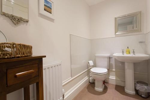 阿伯丁Cedars Guest House的白色的浴室设有卫生间和水槽。