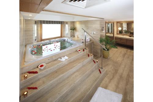 瓦桑特航空简约普酒店的一间浴室