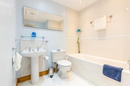 贝尔法斯特Titanic View Luxury Apartment Belfast的浴室配有盥洗盆、卫生间和浴缸。