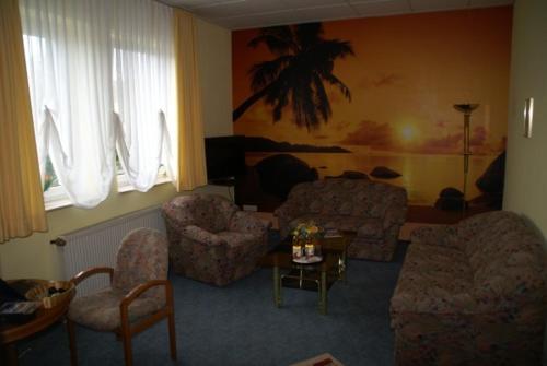 黑森奥尔登多夫威悉河巴克斯曼沃希拜顿酒店的客厅配有沙发、椅子和桌子