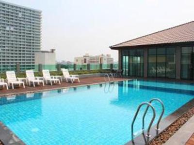 芭堤雅市中心The Stay Hotel "SHA Certified"的一座带椅子的大型游泳池和一座建筑