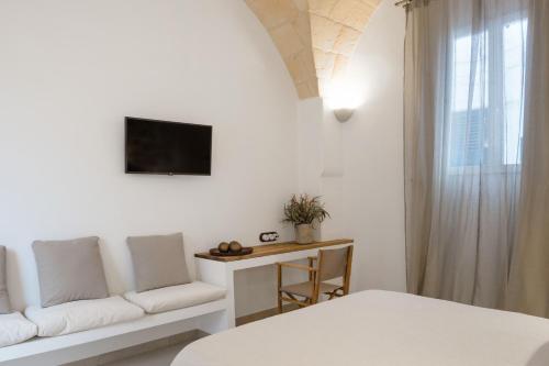 休达德亚Hotel Nou Sant Antoni的白色的客房配有床和沙发