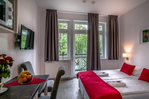 什恰夫尼察Willa Tęcza的酒店客房设有床、桌子和窗户。