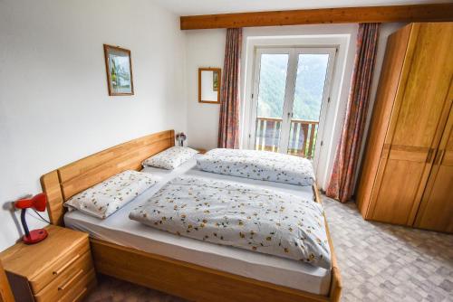 奥蒂塞伊Albergo Somont的一间卧室设有两张床和窗户。
