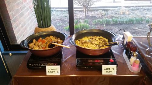 弘前市超山弘前酒店的两罐食物坐在炉子上