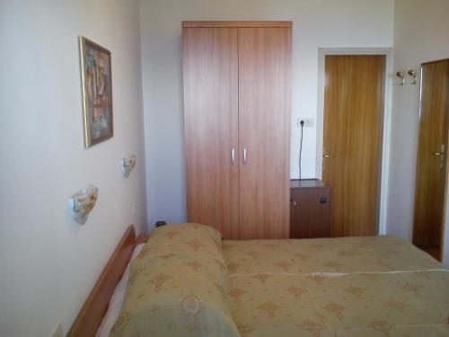 莫什尼卡德拉加Room Rubinić的一间带床和木柜的小卧室