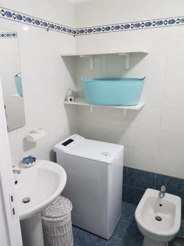 莫诺波利Casa Vacanza La Conchiglia的白色的浴室设有水槽和卫生间。