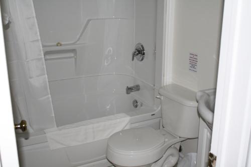 甘德乡村汽车旅馆的一间带卫生间和淋浴的小浴室