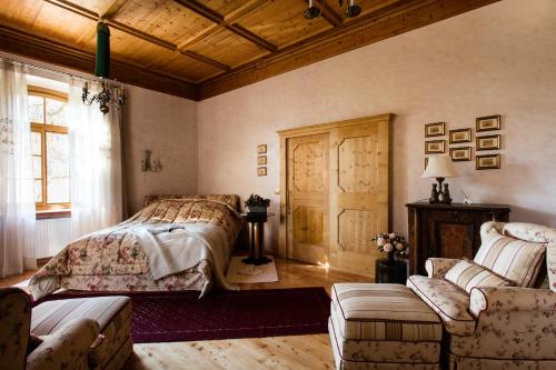 Schlosswirt Forst客房内的一张或多张床位