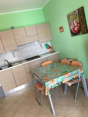 卡斯特拉巴特滨海Casa Villaggio的厨房配有桌椅