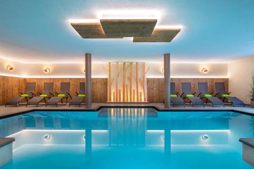 法尔泽斯福肯酒店的酒店游泳池设有椅子和天花板