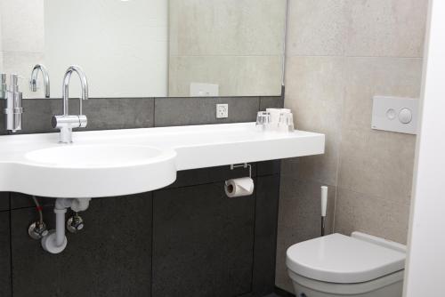 腓特烈西亚弗格萨格岑特酒店的一间带两个盥洗盆和卫生间的浴室