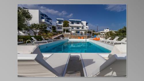 莫拉托斯Milatos Village Cretan Agrotourism Hotel的一座大楼前带椅子的游泳池