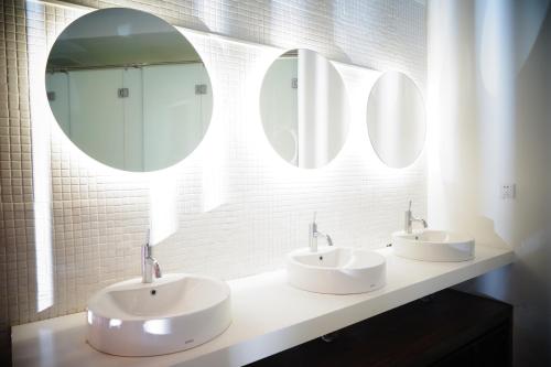 勒吉安巴厘岛博拉夫胶囊旅舍的浴室设有2个水槽和2面镜子