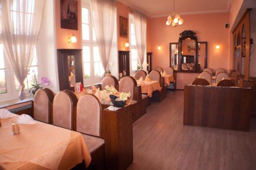 埃默里希艾梅里希斯达德特酒店的餐厅设有桌椅和镜子