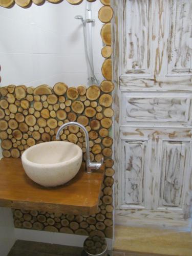 图尔古特雷斯Azure Wellness Retreat的木台上带碗水槽的浴室