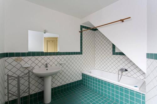 巴勒莫Sunshine Hostel Palermo的浴室配有盥洗盆和浴缸。