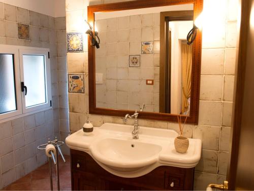 诺奇Villa Franca的浴室设有白色水槽和镜子