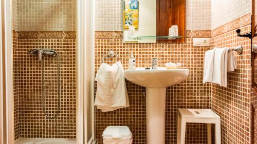 特鲁希略圣米格尔旅馆的一间带水槽和淋浴的浴室
