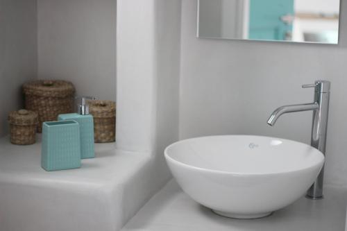 布拉卡Ploes Seaside Houses的白色的浴室设有水槽和镜子