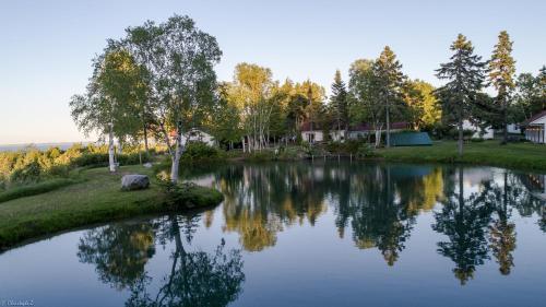 库德尔岛库德里耶酒店（酷酒店）的一座有树木的湖泊和一座房子