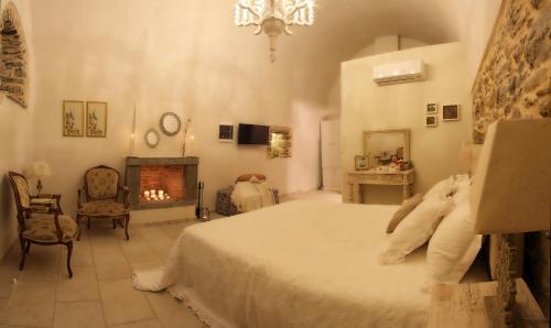 梅斯塔Mesta Mastic的一间卧室设有一张大床和一个壁炉