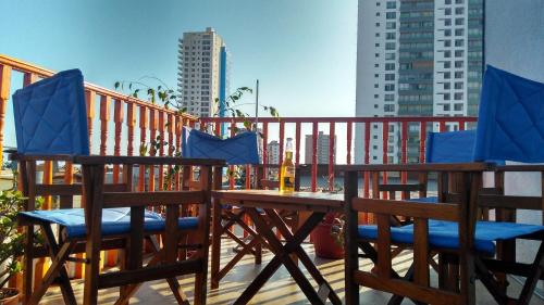 伊基克Iquique sun的市景阳台配有桌椅