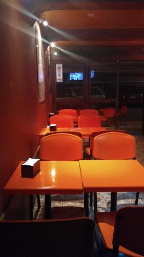 伊基克Iquique sun的用餐室配有橙色桌椅