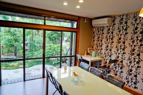京都金阁的一间带桌子和窗户的用餐室