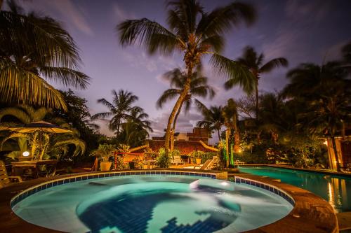 皮帕卡瓦罗马里尼奥旅馆的一座棕榈树环绕的大型游泳池