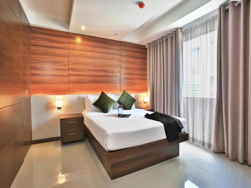 Valero Grand Suites by Swiss-Belhotel客房内的一张或多张床位