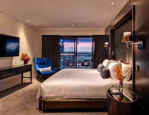 悉尼The Star Grand Hotel and Residences Sydney的一间卧室设有一张大床和一个大窗户