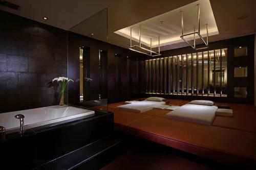 当格浪FM7度假酒店 - 雅加达机场的一间带两张床和浴缸的浴室