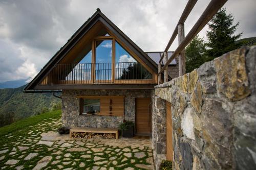 托尔明Eco Chalet AstraMONTANA的山丘上一座石墙房子