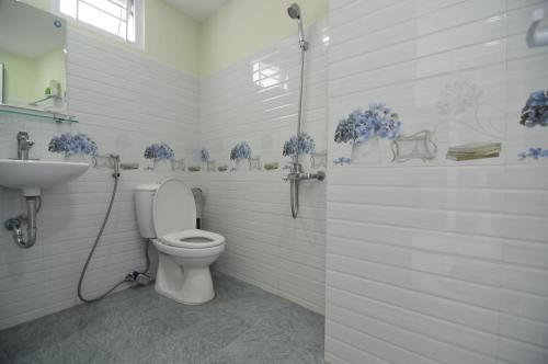 芽庄绿地公寓的一间浴室