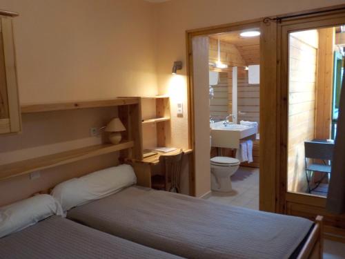 艾勒弗魯瓦德恩吉尔伯格酒店的一间卧室配有一张床,浴室设有水槽
