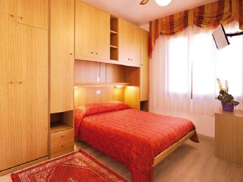 卡瓦利诺洛坎达达斯卡帕宾馆的一间卧室设有红色的床和窗户。