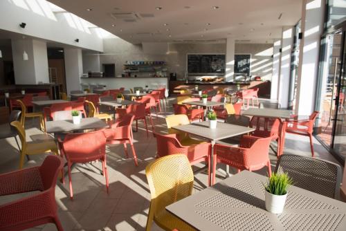 多瑙斯特雷达Hotel Thermalpark的一间带桌椅的餐厅和一间自助餐厅