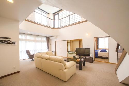 函馆元町全景公寓的带沙发和电视的客厅